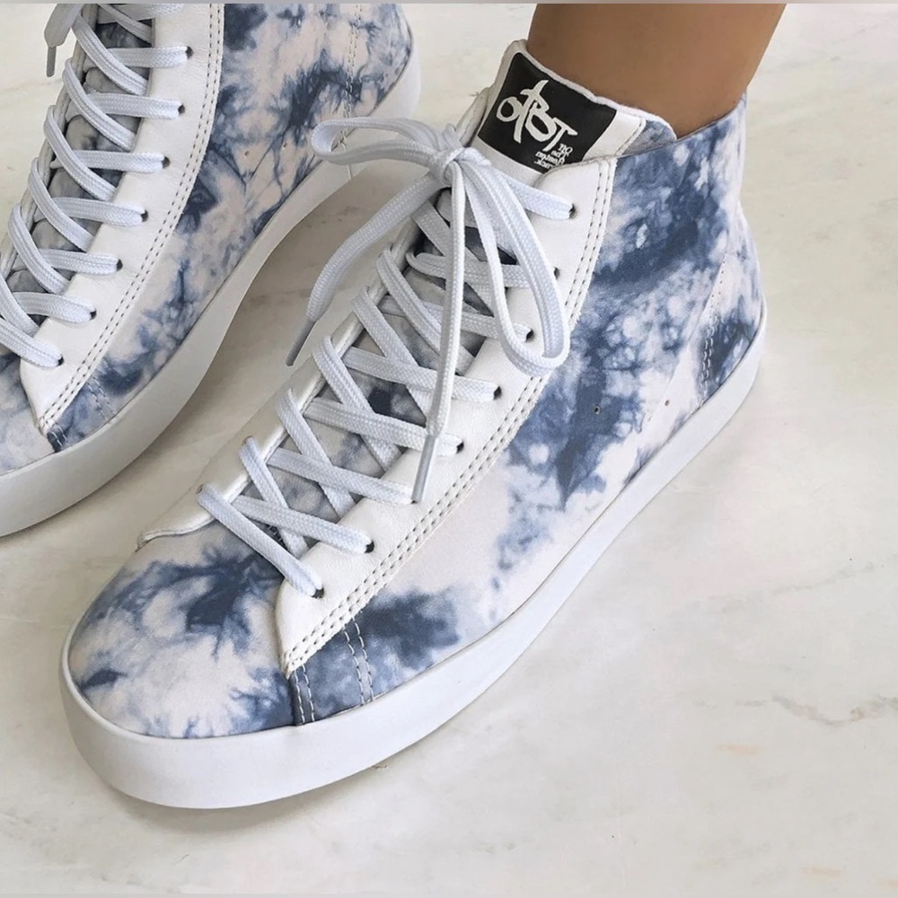 OTBT Women's Hologram High Top Sneakers blue/white size 6.5